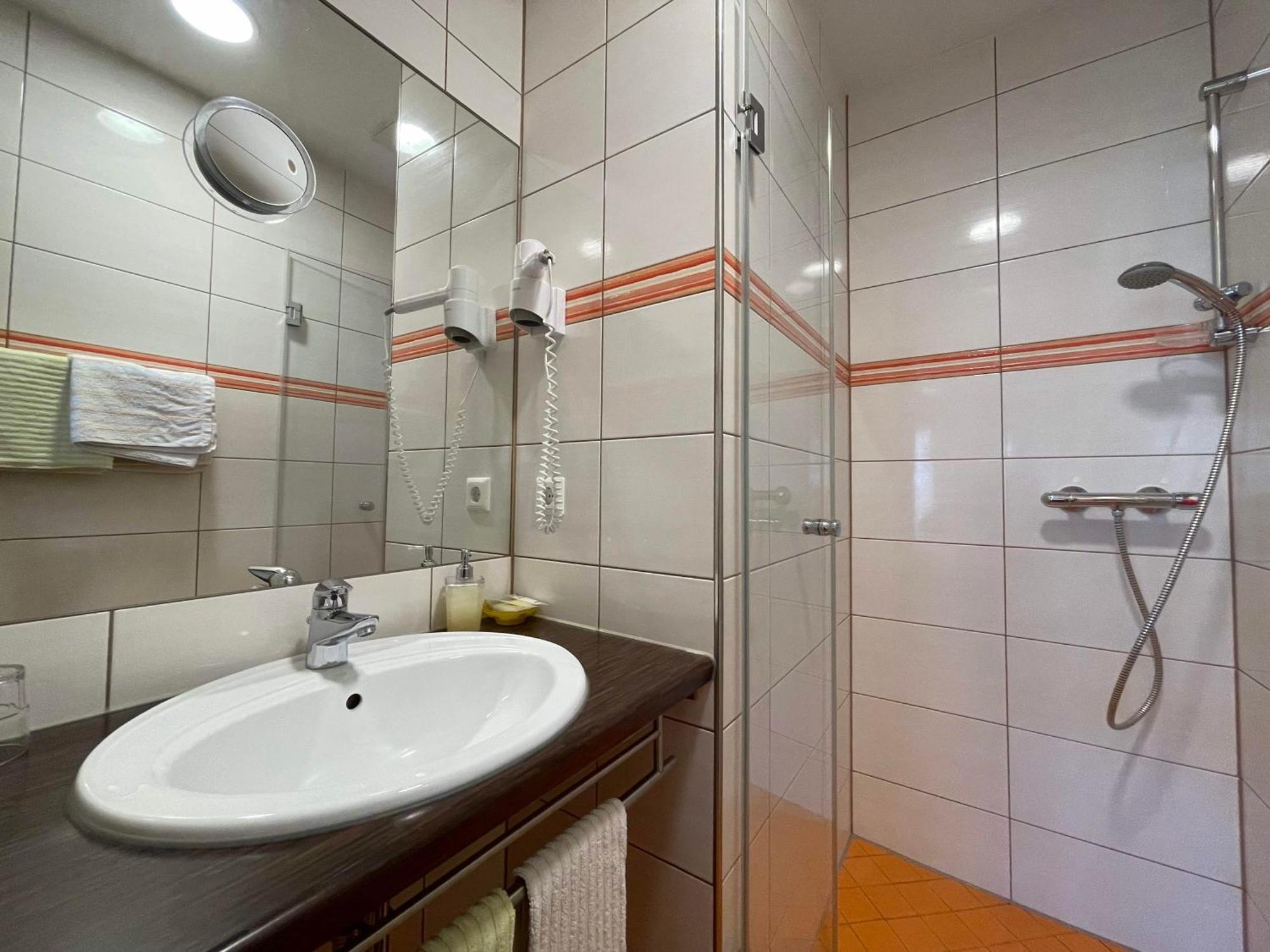 Rothsee Hotel Аллерсберг Экстерьер фото